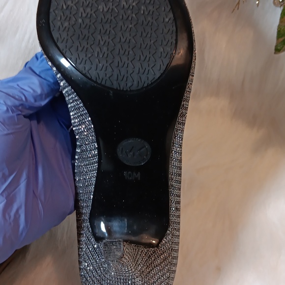 Michael Kors Shimmering Silver/Black Size 10 M aprox : 4" Heels. - Picture 11 of 11